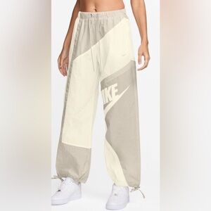 Nike sportswear women’s mid-rise loose woven open-hem trousers sweatpants med.